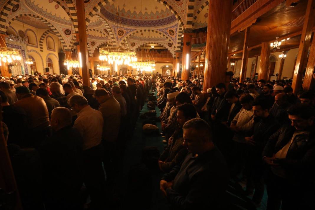 Konya'da "bin aydan daha hayırlı gece" idrak edildi: Camiler doldu, taştı 8